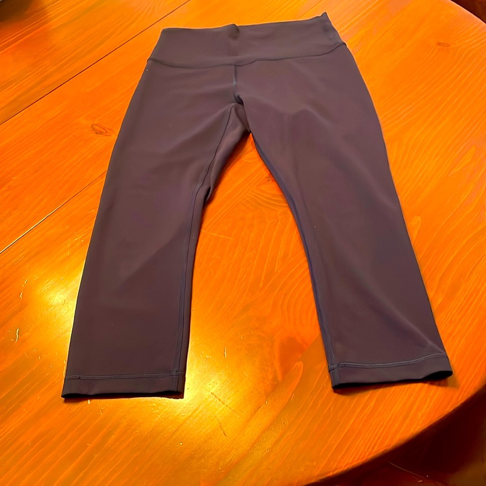 Lululemon Navy Blue align cropped leggings. Worn twice. Excellent condition.